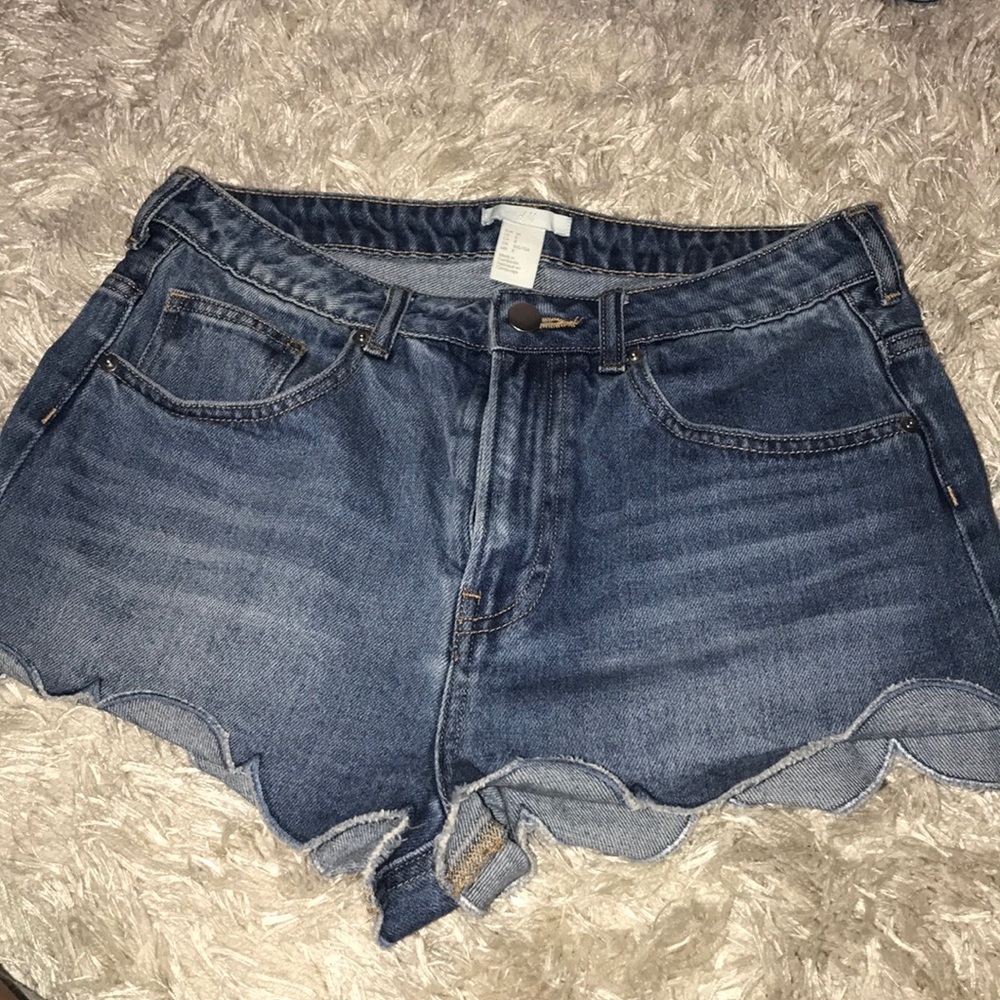 Scalloped high waisted H&M jean shorts